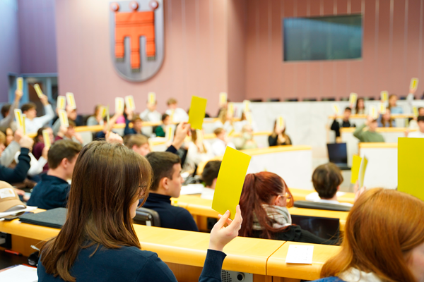 Schülerinnen- und Schülerparlament im Abstimmprozess
