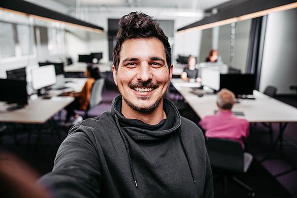 Junger Mann im Büro