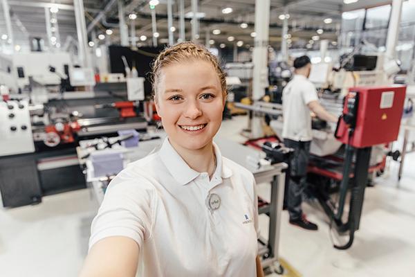 Mädchen arbeitet in Industriebetrieb