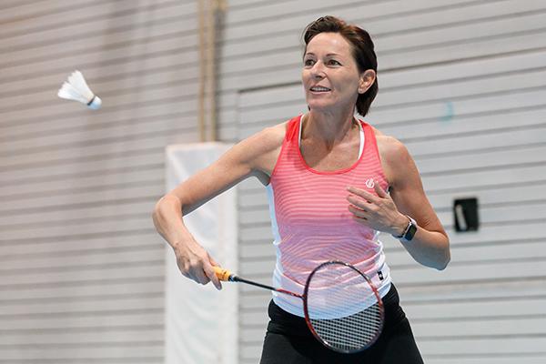 Landesrätin Martina Rüscher beim Badminton spielen