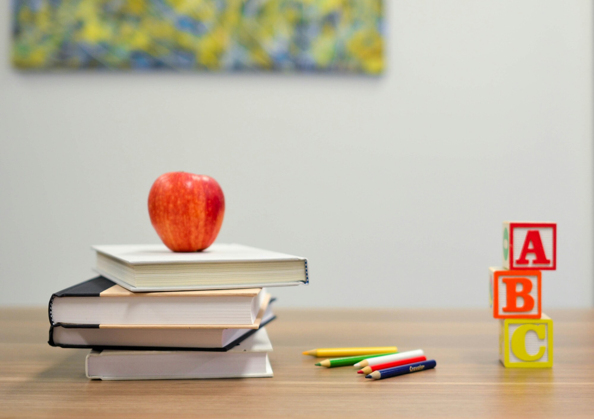 Bücher, Apfel, Stifte und Wasser. Wichtige Dinge für Bildung