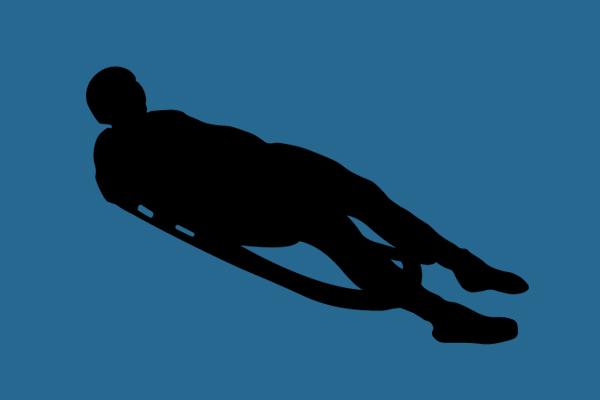 Silhouette von einem Sportler auf dem Rücken liegend auf Rodel