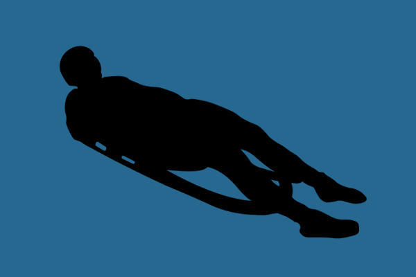 Silhouette von einem Sportler auf dem Rücken liegend auf Rodel