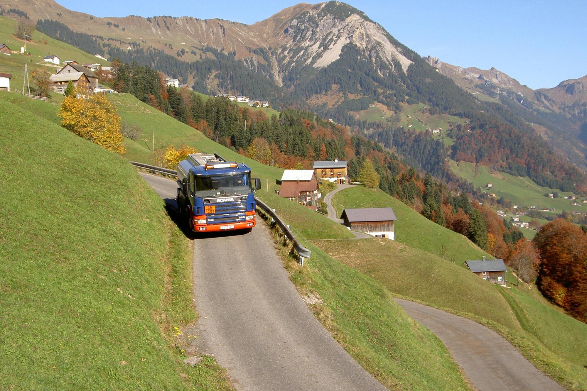 LKW auf Bergstraße