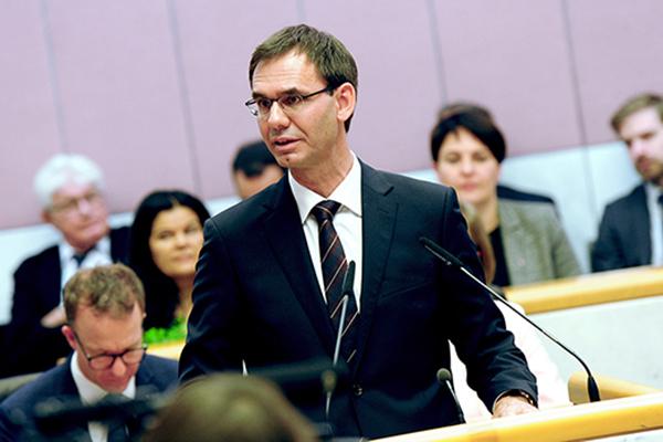 Landeshauptmann Markus Wallner stehend im Landtag am Rednerpult