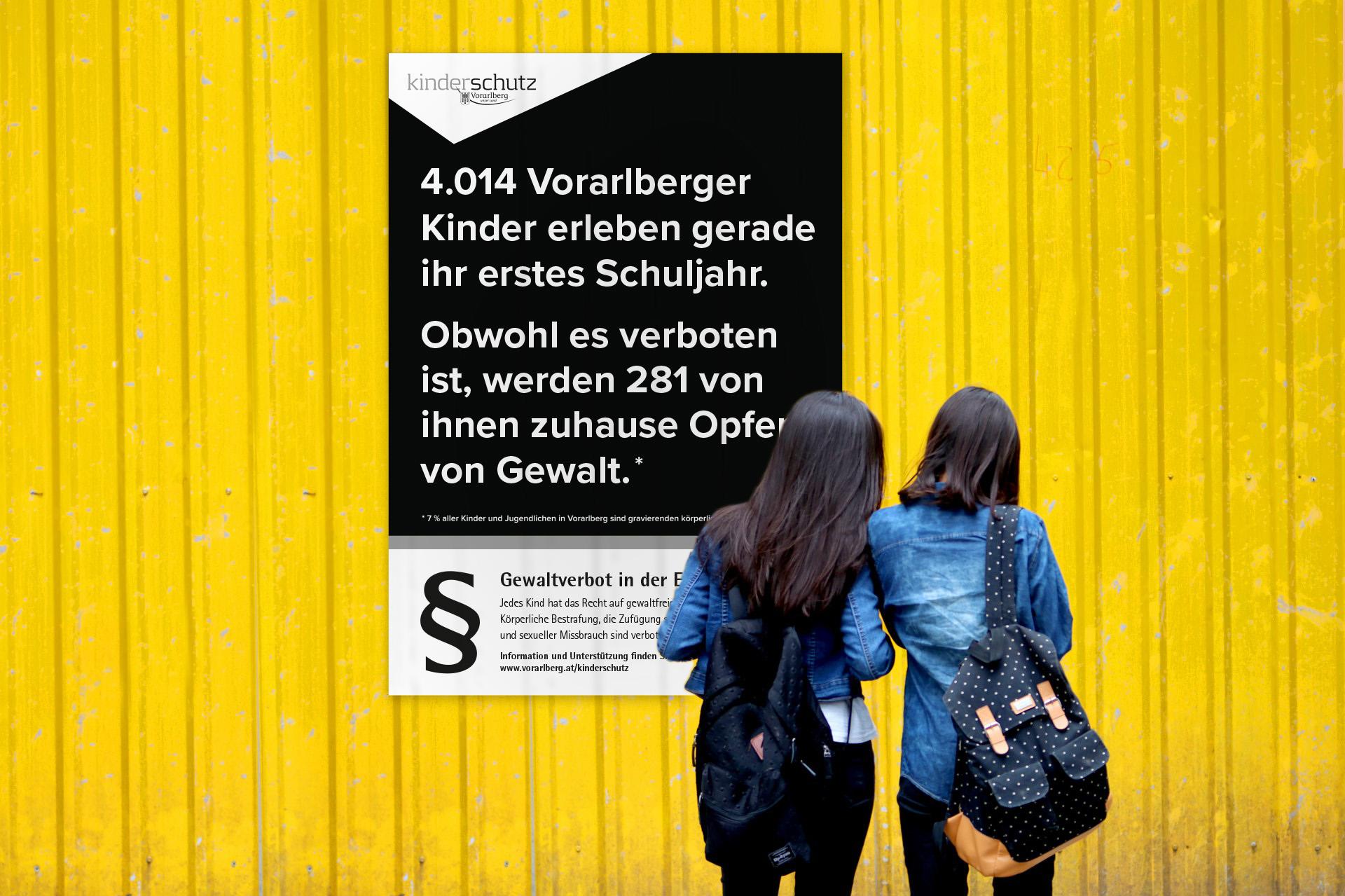 Plakat mit Text: 4.014 Vorarlberger Kinder erleben gerade ihr erstes Schuljahr. Obwohl es verboten ist, werden 281 von ihnen zuhause Opfer von Gewalt.