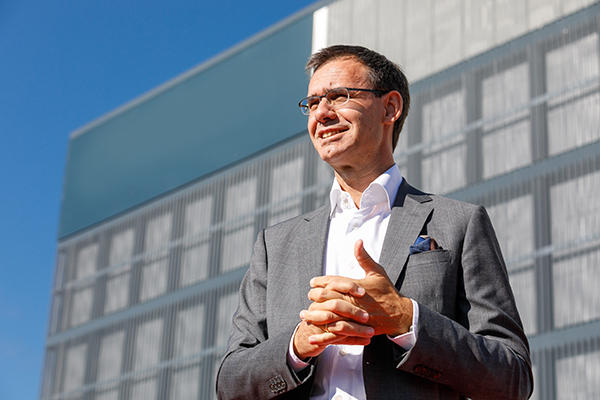 Landeshauptmann Markus Wallner vor Gebäude