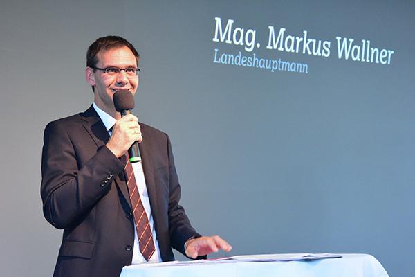 Landeshauptmann Wallner mit Mikrofon am Podest